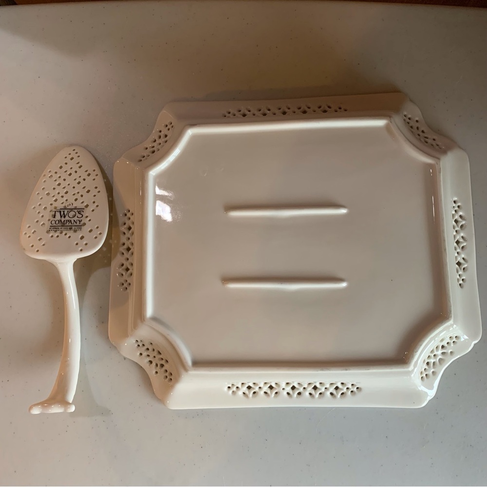 Elegant Two’s Company Creamware Pierced Serving Tray and Spatula Server - Picture 4 of 5